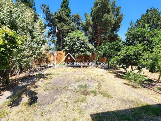 Building Photo - Spacious Stockton 5bd/3ba back up to Elkhorn Golf Club