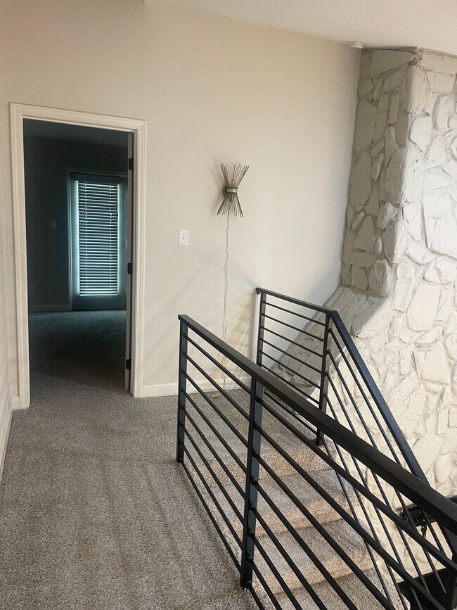 Building Photo - Knoxville 37918 - 2 bedroom, 2.5 bath Townhome - Contact Lisa Vineyard & Shannon Russell (865) 21...