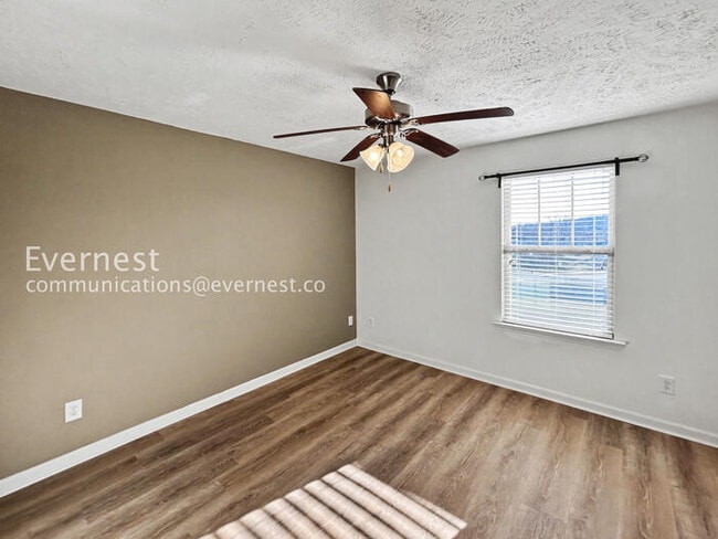 Building Photo - 2 Bed/2.5 Bath Townhome with Fenced Yard / Pet-Friendly / Available Now!