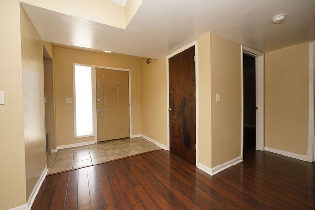 Building Photo - 104 Cedar Ridge Way