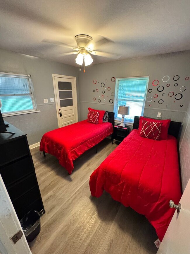 Building Photo - 3 Bed 3 Bath House near VCU and Byrd Park!