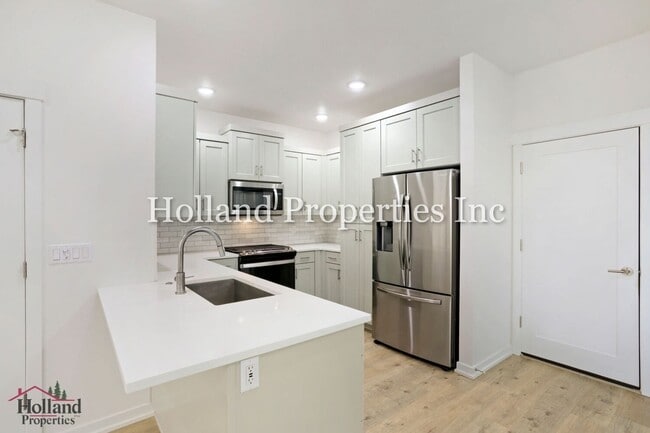 Building Photo - 8162 SE Reddington St