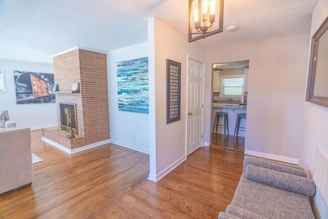 Building Photo - 614 Camellia St N E