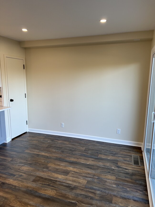 Dining Area - 149 W Kenilworth Cir