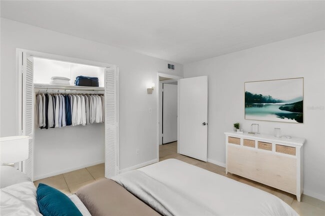 Building Photo - 2000 15th Ct NW