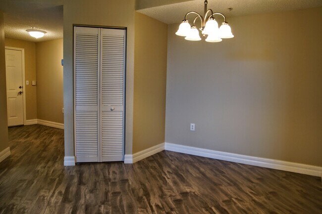 Building Photo - 5500 Bentgrass Dr
