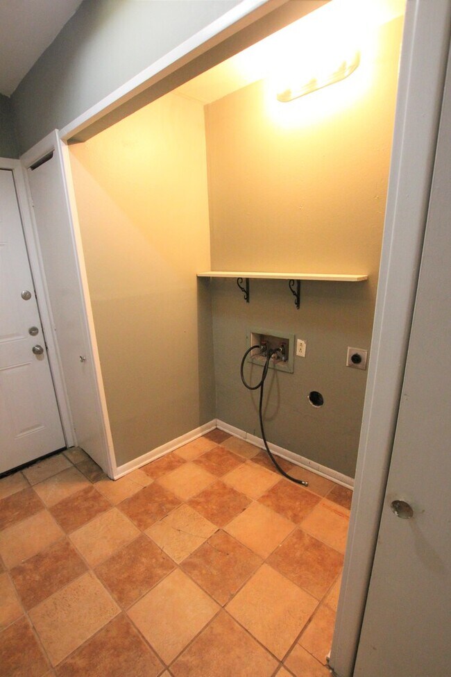 Building Photo - Beautiful 3 Bedroom 2 Bath with Large Back...