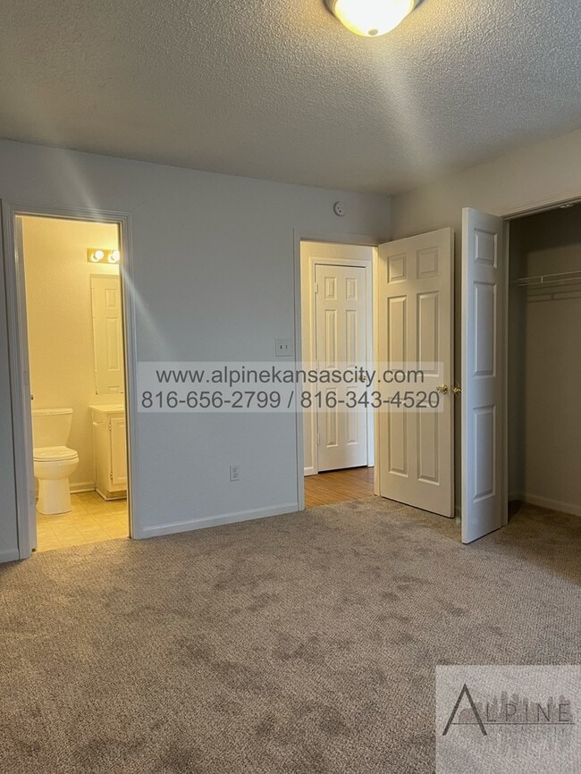 Building Photo - Spacious Gladstone Duplex, Croner Lot, 2 Car Garage!