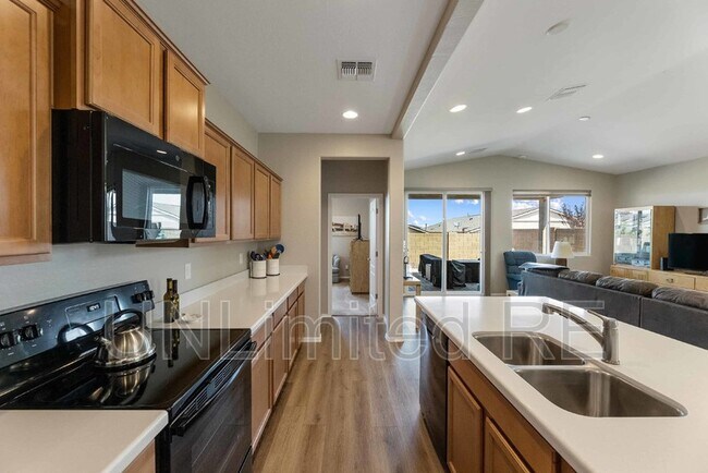 Building Photo - 1380 Warbler Wy