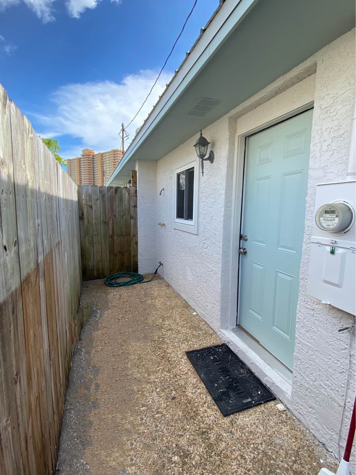 Building Photo - 5204 Beach Dr