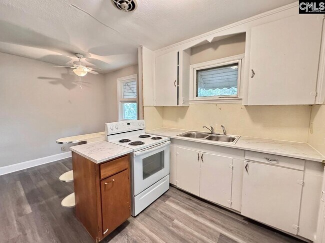 Building Photo - 3611 Hydrangea St