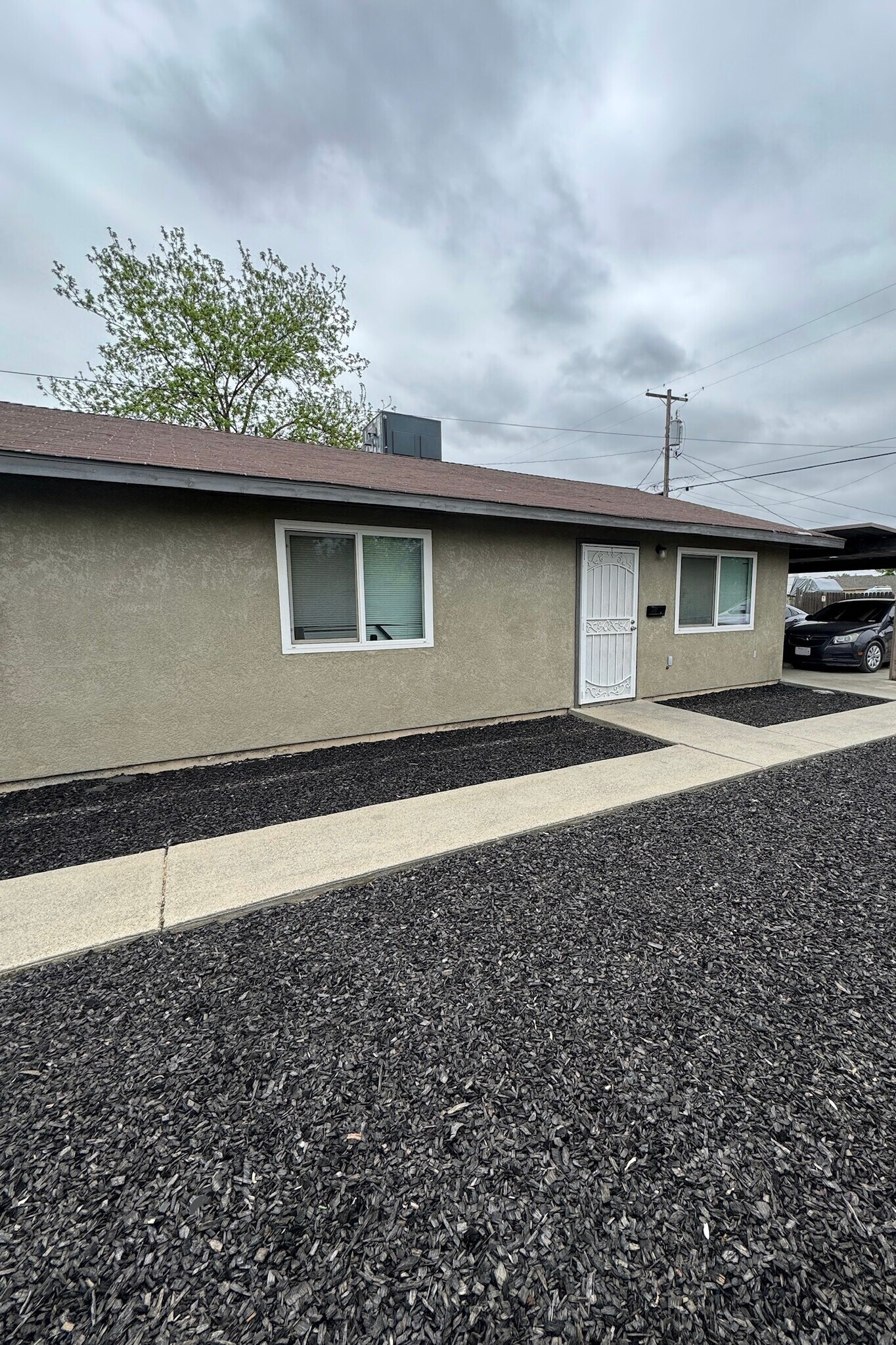 Building Photo - 582 Angelus St