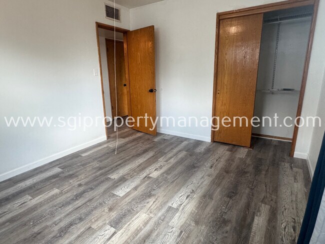 Building Photo - 2202 W Palmaire Ave