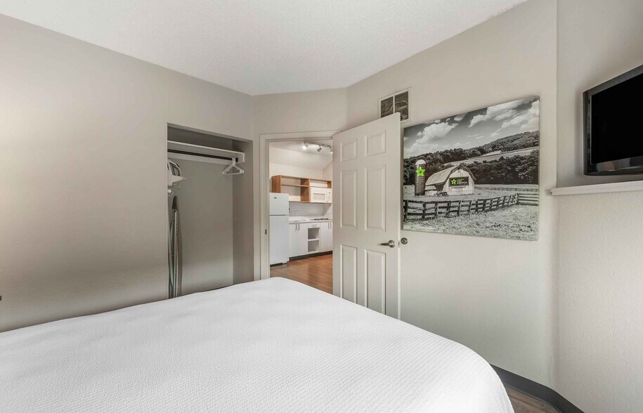 Building Photo - Furnished Studio-Miami - Airport - Miami Springs