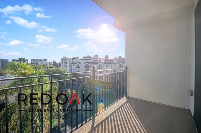 Building Photo - 856 S Gramercy Dr