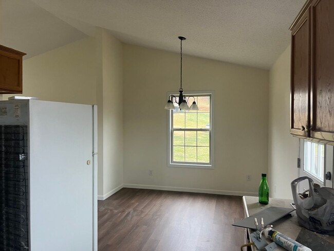 Building Photo - 3 bedroom / 2 bath + den located in Jonesb...