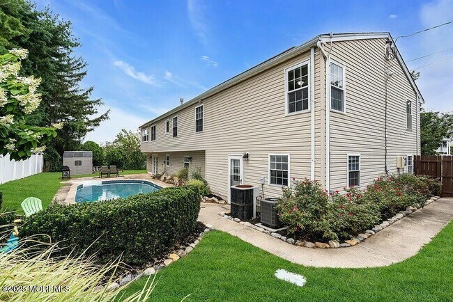 Building Photo - 61 Lynn Dr