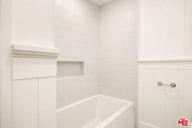 Building Photo - 7972 Mulholland Dr