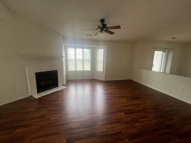 Building Photo - Breezewood Condo, 2 Brd/2bath, center of W...