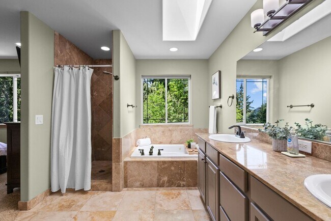 Building Photo - 3 Bed, 3 Bath Custom Built Home in Sudden Valley