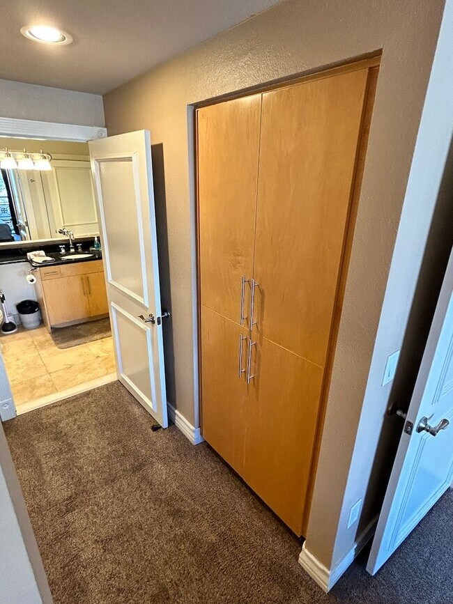 Building Photo - Gorgeous fully furnished strip view condo ...