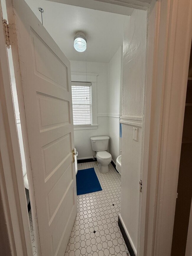 Building Photo - Tons of natural light with a touch of vintage charm in this TOP FLOOR Studio!