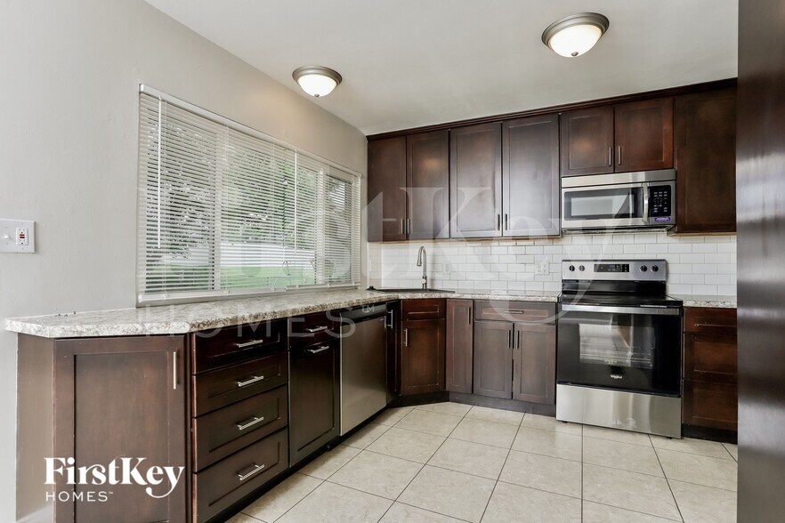 Building Photo - 323 Turfwood Dr