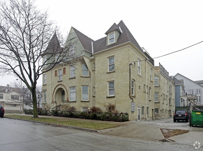 Building Photo - 731 E Pleasant St