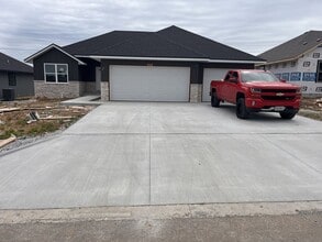 Building Photo - Beautiful, brand-new, 3-bedroom, 2-bath home in Nixa with a 3-car garage.