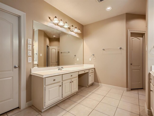 Building Photo - 2331 Vinemead Ct