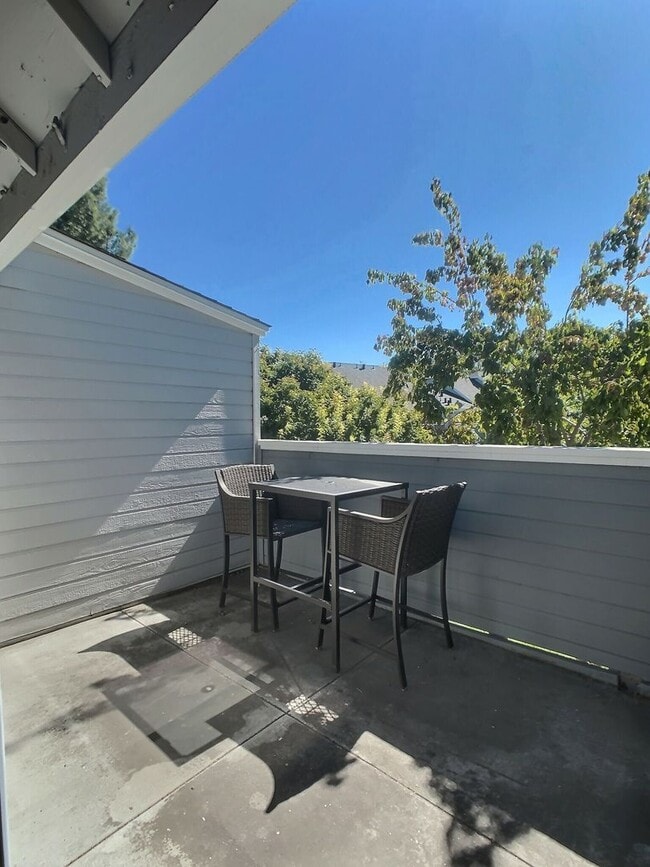 Building Photo - Updated 2 Bedroom /2 Bath Condo in New Hor...