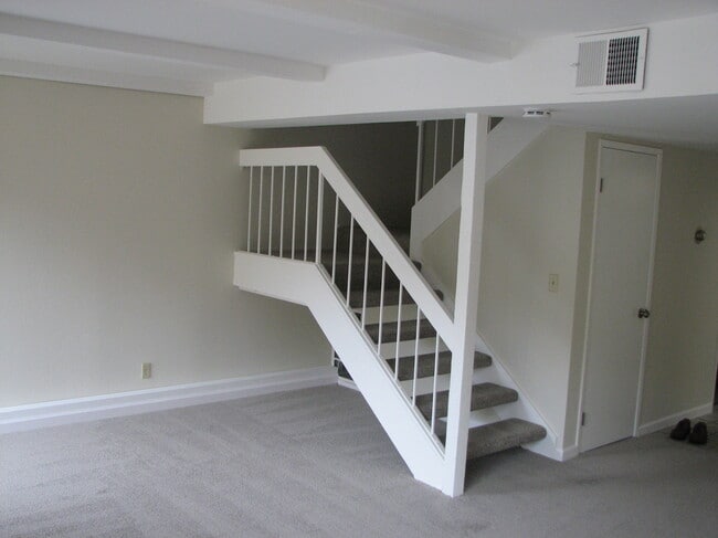 Building Photo - 617 Millich Dr