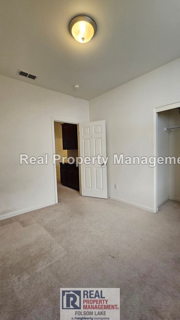 Building Photo - Updated 3 Bed 2 Bath Home on quiet Court