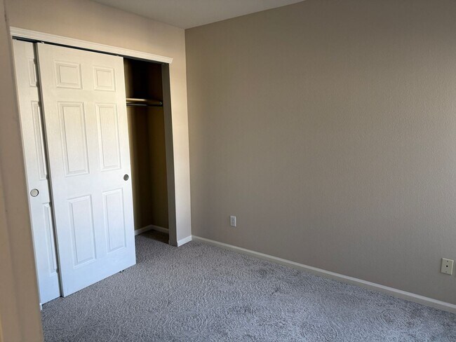 Building Photo - Newly updated 2 story townhome with single car garage in Littleton