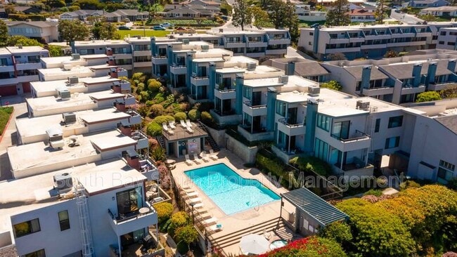 Building Photo - 420 Palos Verdes Blvd