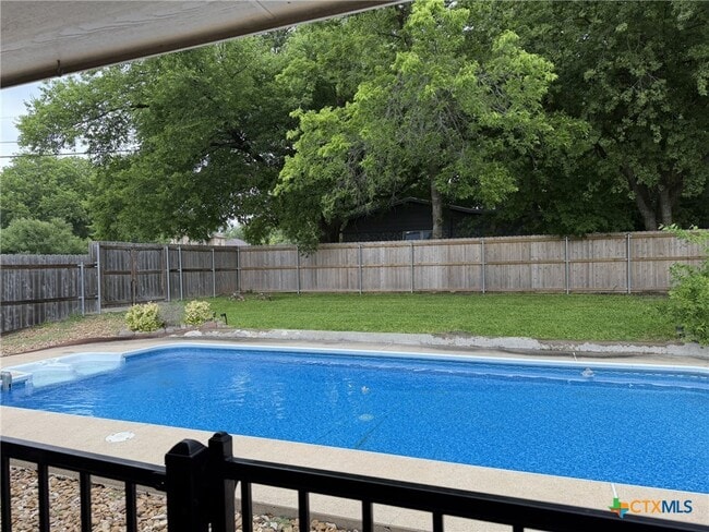 Building Photo - 621 S Roy Reynolds Dr