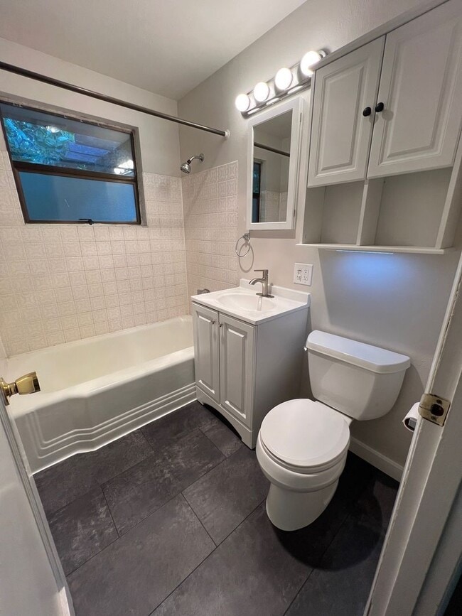 Building Photo - 3bd/1ba Seattle Home