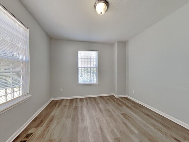 Building Photo - Charming 4-Bed, 2-Bath Home in Kansas City with Garage