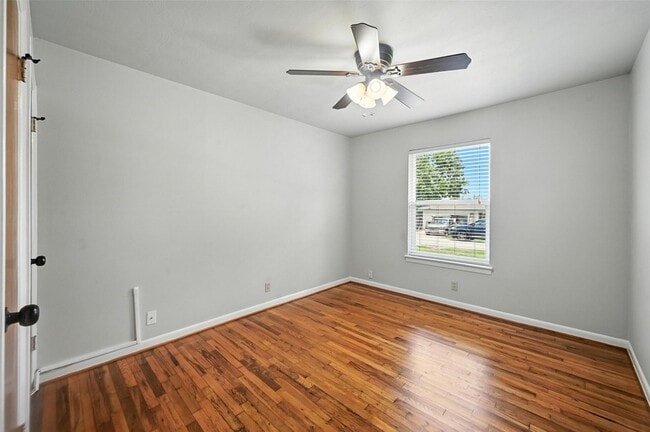 Building Photo - 302 Young Dr