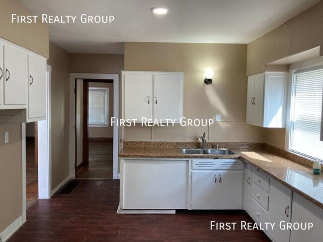 Building Photo - 1102 Beaumont-