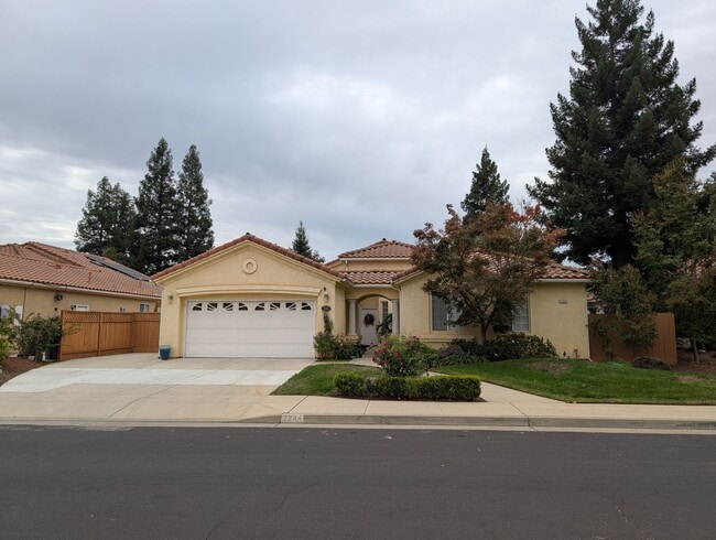 Primary Photo - Wonderful 4 bedroom home in Clovis offering a pool, spa, 3 car garage, potential RV and or boat s...