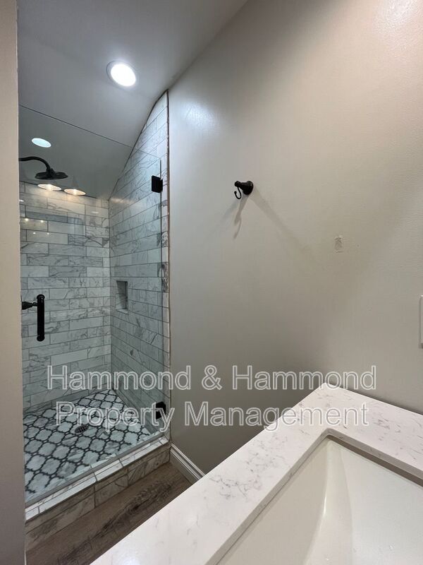 Building Photo - 15358 Leadwell St