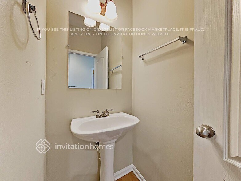 Building Photo - 3088 Woodmere Dr
