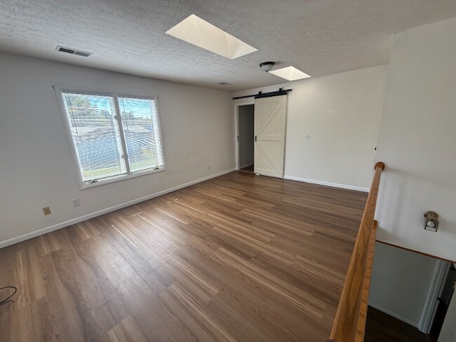 Building Photo - 2723 Hillview Dr