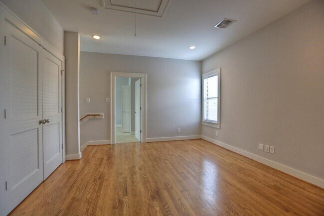 Building Photo - 2205 Brun St