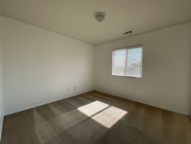 Building Photo - East Palmdale Home