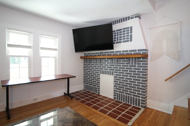 Building Photo - 365 S Evaline St