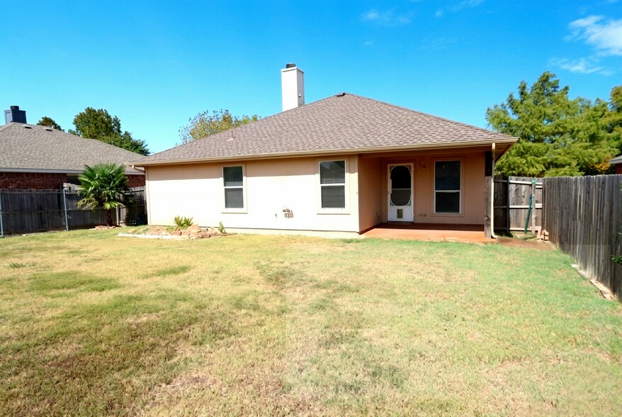 Building Photo - 9821 Pierce Dr