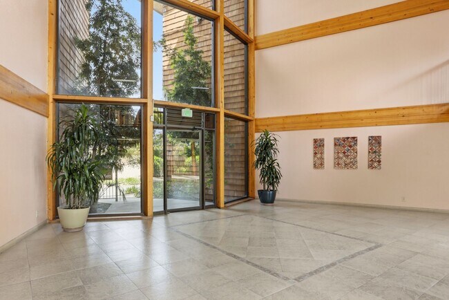 Building Photo - Gated Madonna Vista Community!