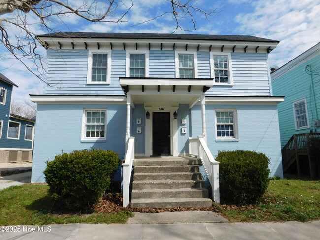 Building Photo - 706 E Front St